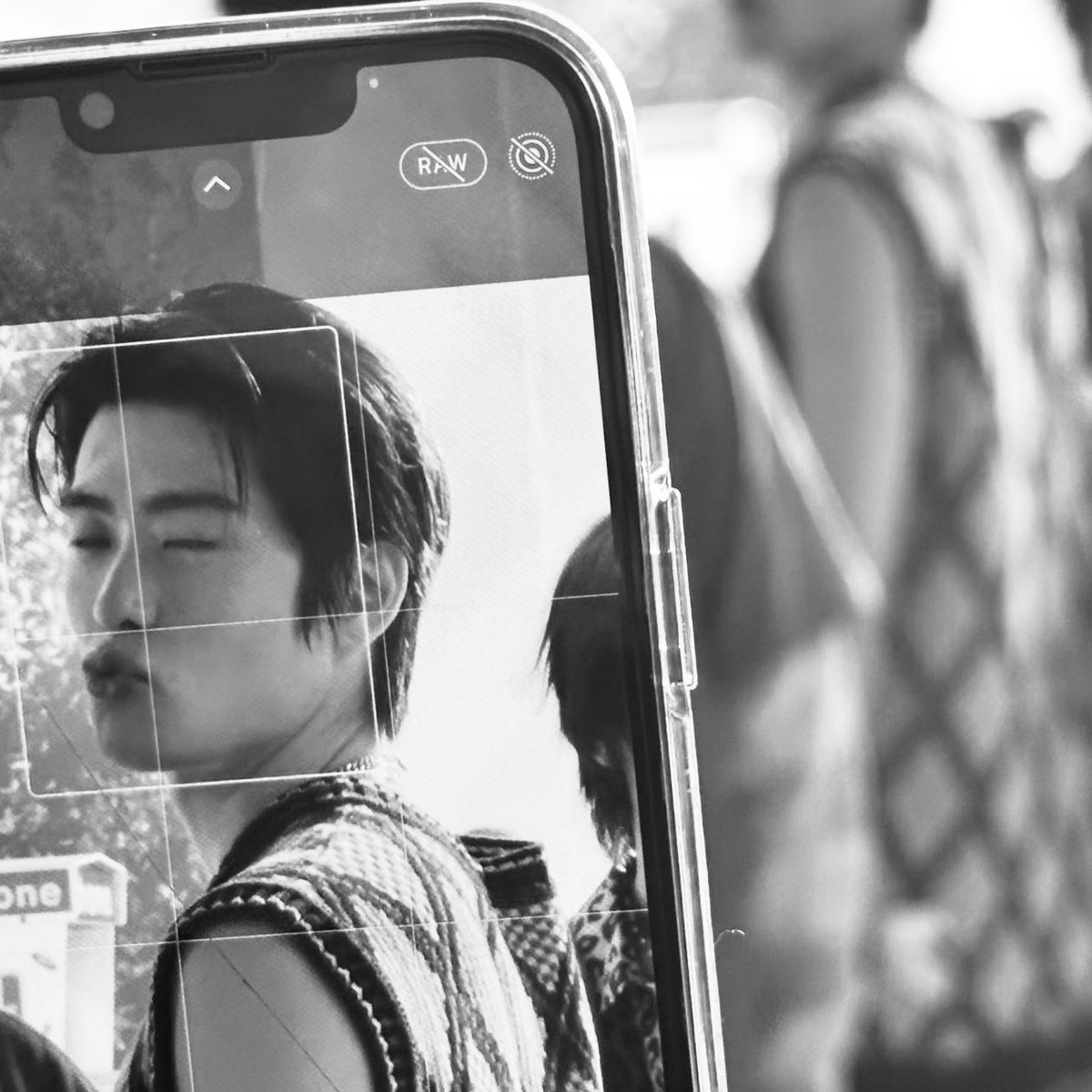 Brxipda's tweet image. 내가 사진 촬영을 하는 동안 여자친구가 4K로 내 사진을 찍는 달콤한 순간이었어. 그녀의 귀여움에 참을 수 없어서 그녀에게 키스를 날렸어. 그리고 내 새로운 조끼 스타일도 마음에 들어.