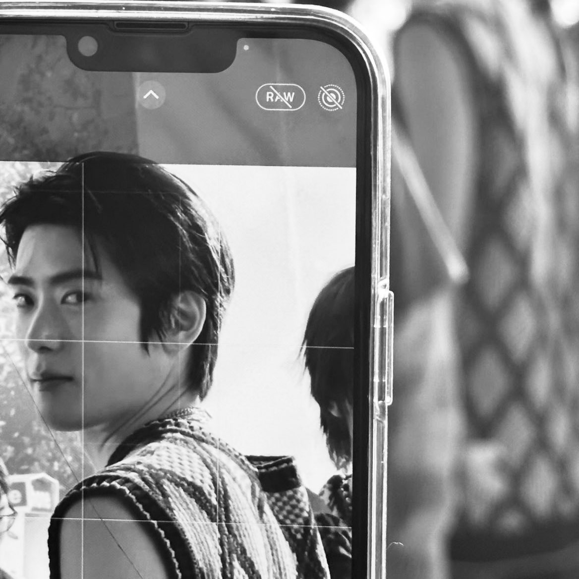 Brxipda's tweet image. 내가 사진 촬영을 하는 동안 여자친구가 4K로 내 사진을 찍는 달콤한 순간이었어. 그녀의 귀여움에 참을 수 없어서 그녀에게 키스를 날렸어. 그리고 내 새로운 조끼 스타일도 마음에 들어.