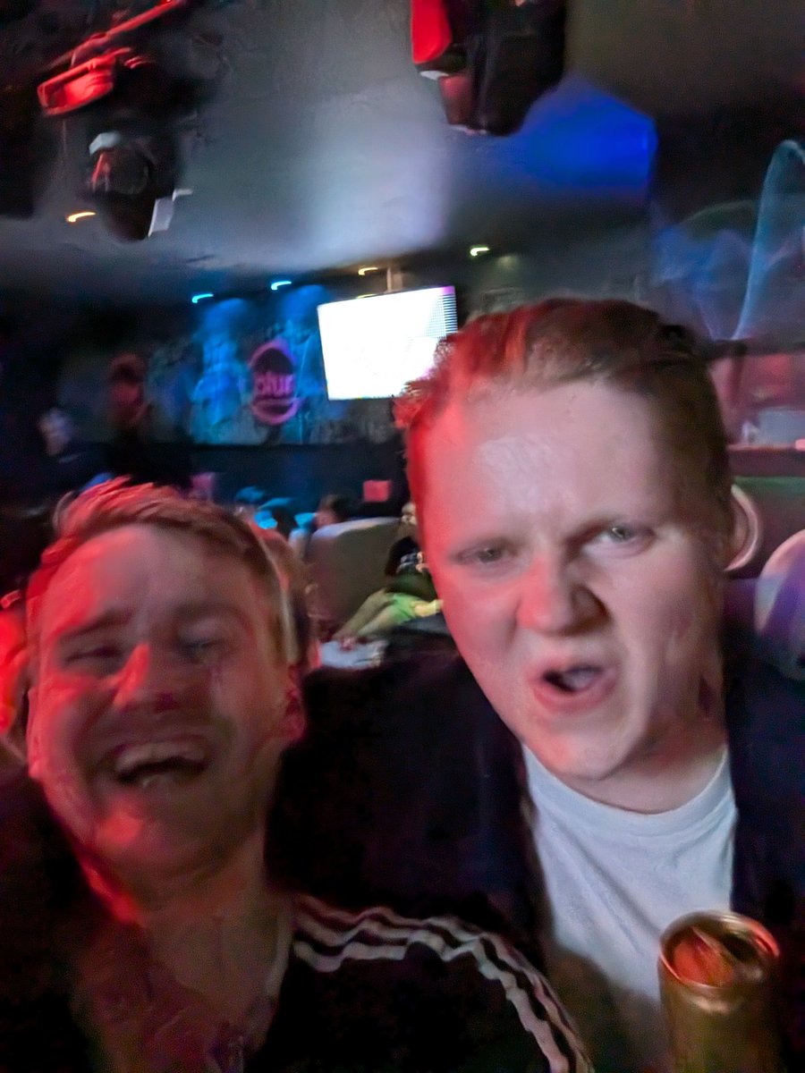 Wobbly_Knee's tweet photo. @LewisCapaldi nice to meet you https://t.co/PUyNunf6Q5