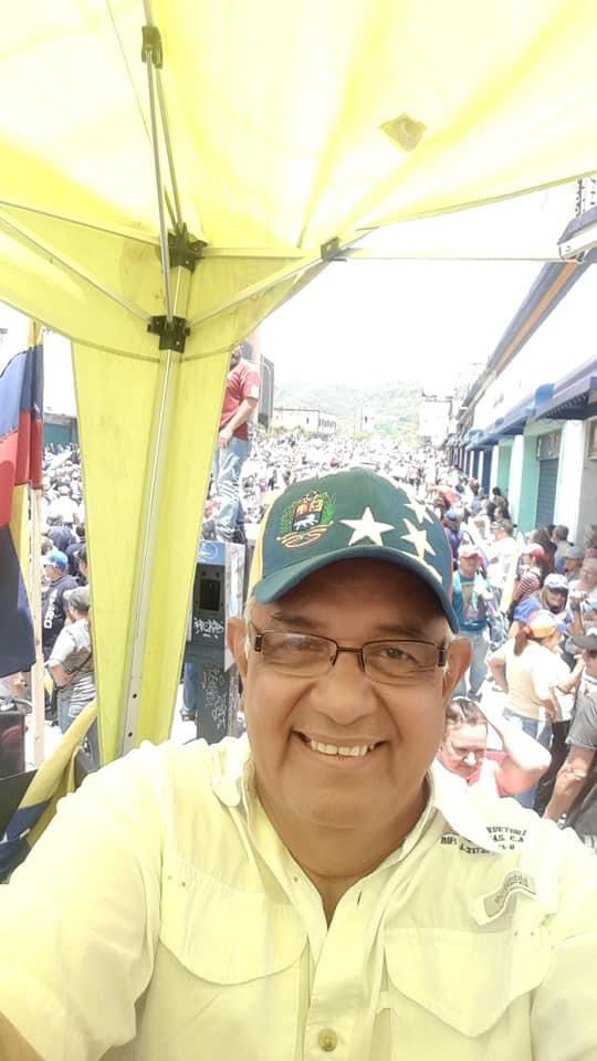 VPITV's tweet photo. #PresidencialesVE2024 | Los dueños del camión que transportó a Edmundo González Urrutia y María Corina Machado este sábado en Valencia, #Carabobo, fueron detenidos por cuerpos de seguridad del Estado. 

Elisaul Rodríguez y Miere Eduardo Aguilar fueron detenidos frente a la clínica La Viña y el camión fue confiscado, denuncian familiares. https://t.co/OG0uA5U13M