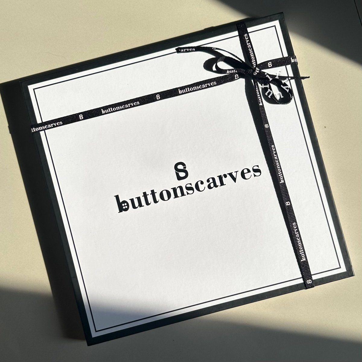 fifiyuu's tweet photo. 🎉 GIVEAWAY BUTTONSCARVES!!!

Yesss 1 item BS Today’s Scarf - Antique White ini akan aku giveaway yaa guyss. Siapa yg mauuu??? 😄🤗

Ok ini syarat utk dapetinnya:
1. Follow akun 🍊 ku ini https://t.co/VPlP0IuaW4
2. Reply twit ini dgn dom kalian dmn & screenshot bukti klo udh follow akun 🍊 ku
3. Like & repost twit ini
4. Pastiin akunnya jgn diprivate

Pemenangnya akan dipilih secara acak. Batas replynya sampe besok Senin, 15 Juli jam 9 pagi yaaaa & akan aku umumin jam 12 siangnya. Good luck guysss🍀🌸