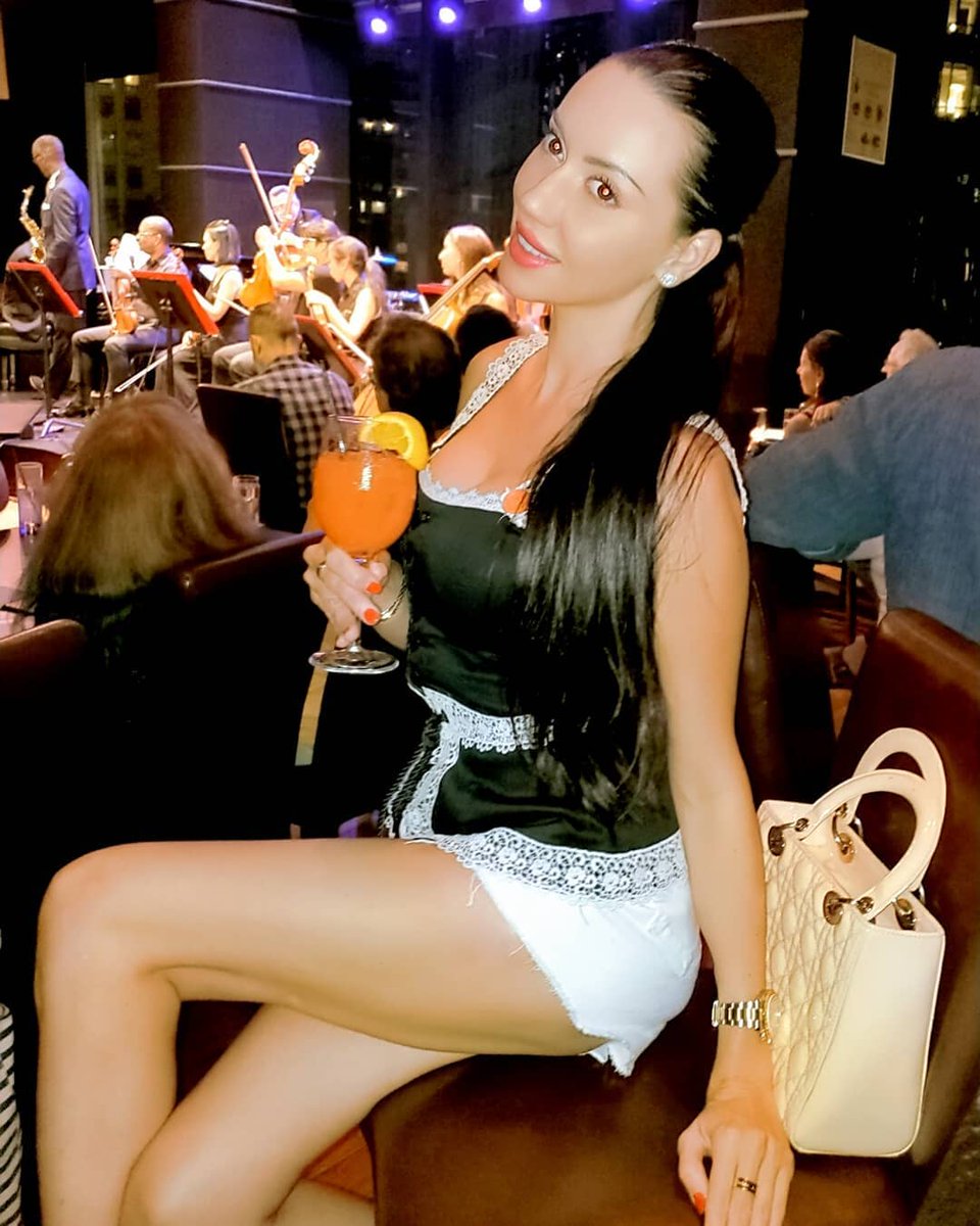 Enjoy the perfect night with live music and refreshing cocktails. Cheers to an unforgettable night! 🥂🎶✨#NightOut #LiveMusic #CocktailTime #GoodVibes