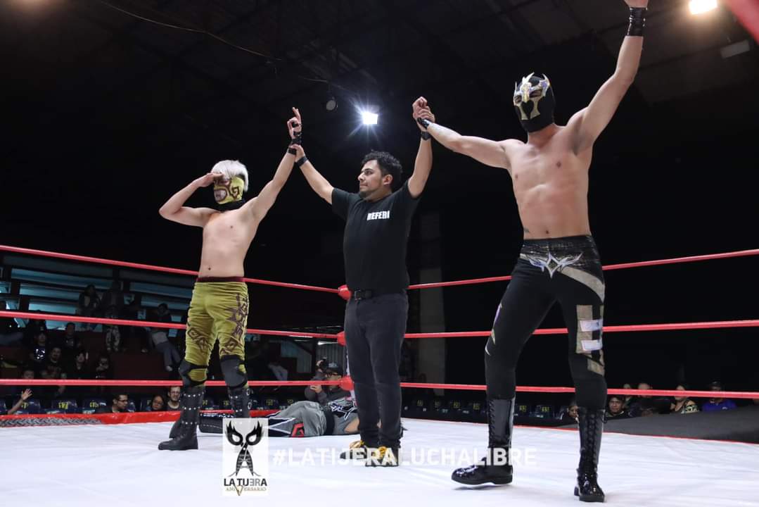 LaTijeraLucha's tweet photo. Con lucha de regalo se abre la función de #LAAAReunion de #LegendLuchaLibre en la histórica #ArenaLopezMateos, donde la dupla de #GoldenJacket y #Daimo dieron cuenta de la pareja de #Kingoo y #Galio, demostrando los cuatro jóvenes su dominio aéreo y su potencia…
#latijera https://t.co/9bqKkLXq87