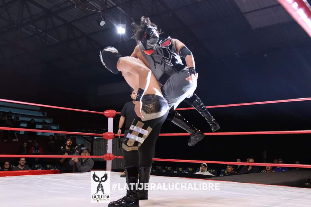 LaTijeraLucha's tweet photo. Con lucha de regalo se abre la función de #LAAAReunion de #LegendLuchaLibre en la histórica #ArenaLopezMateos, donde la dupla de #GoldenJacket y #Daimo dieron cuenta de la pareja de #Kingoo y #Galio, demostrando los cuatro jóvenes su dominio aéreo y su potencia…
#latijera https://t.co/9bqKkLXq87