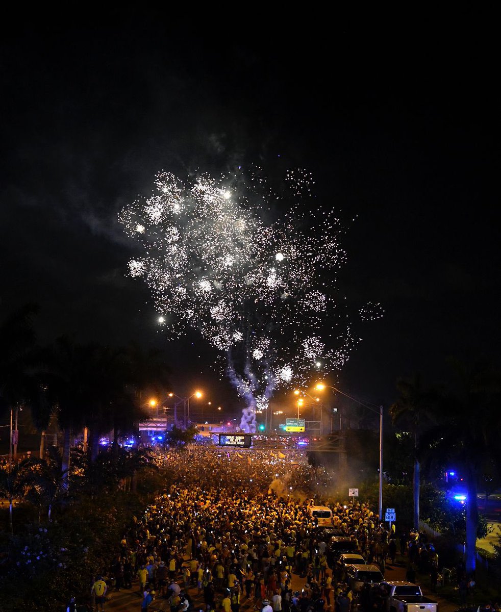 Esta foto es de hoy, en Miami. 

Banderazo de miles colombianos en las horas previas a la final de la Copa América. 🎵Esto parece el carnaval de Barranquilla🎵

[ 📸 <a href="/dleondeportes/">Deybi León</a> ]