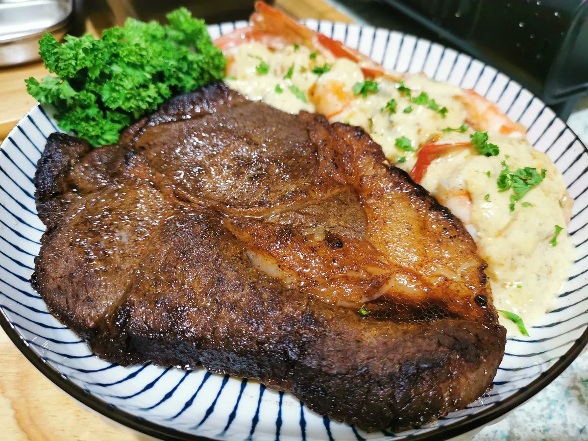 xyalyn's tweet photo. Cooking stream success 🎉 First Time making Surf and Turf Wagyu Beef and Mushroom Gratin from anime the misfit of demon king academy inspired 😍  so Yummy 😋

#Vtuber #cookingstream https://t.co/YYIE9FDDSY