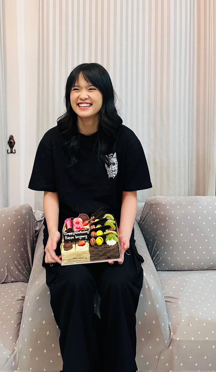 EllieMaria17's tweet photo. Alhamdulilah 18 th 🎂 cantik mma🥳
Doa terbaik selalu untukmu ,, bahagia melihat senyummu dan byk yg syg kmu nak🥰 Allah bless u forever🤲❤🤍 #SINESINTONIA #adellion https://t.co/dTbOhe01o0