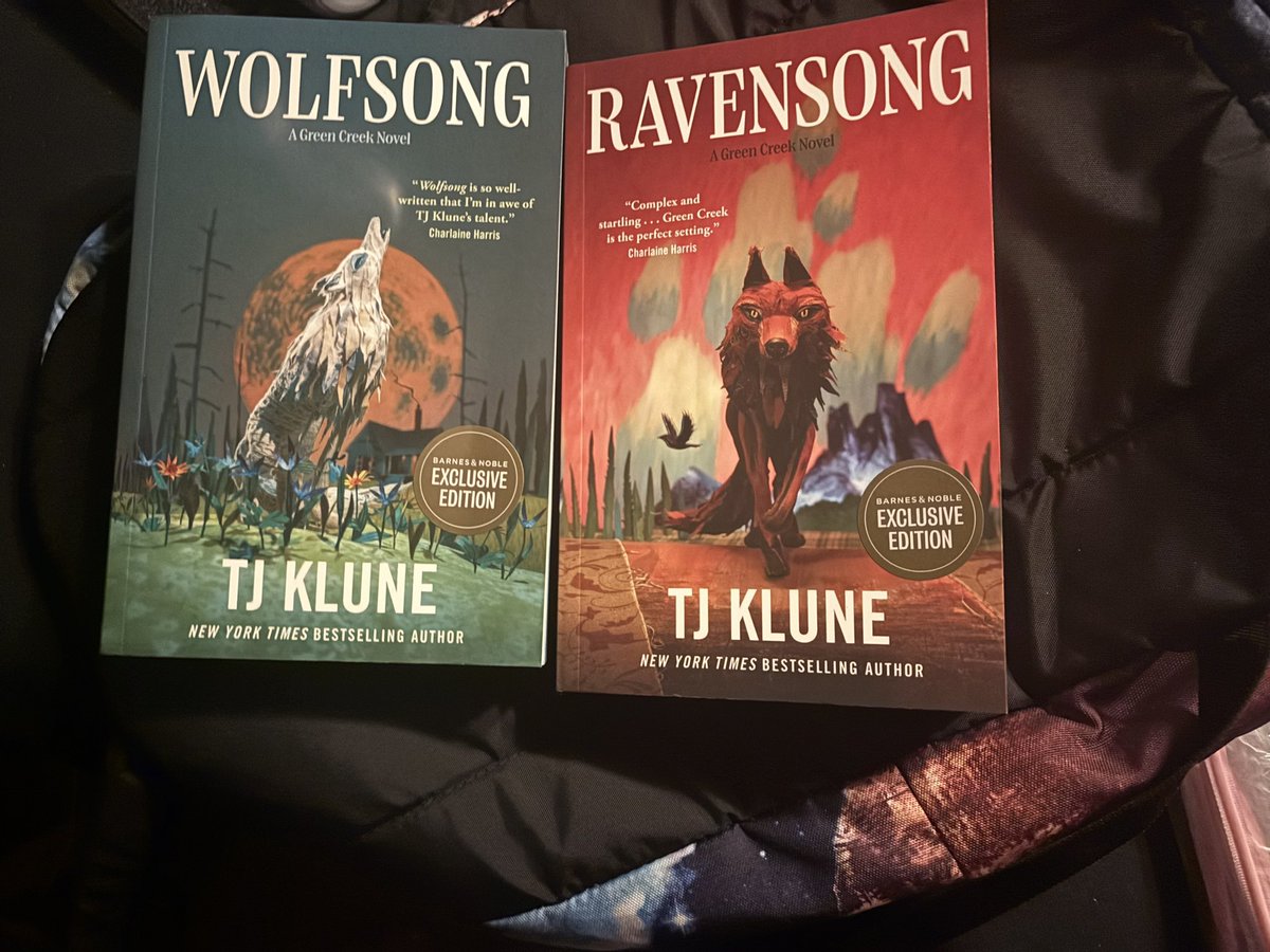 anna_malave94's tweet photo. in 2020 i had a group of friends (who i still love and adore) convince me to read this series i have a book buying problem and whilst at the bookstore i stumbled upon these and fell in love (how could i not??) that i cannot wait to reread them one i have the full set. okay bye😘 https://t.co/Ka3yLyZXTJ