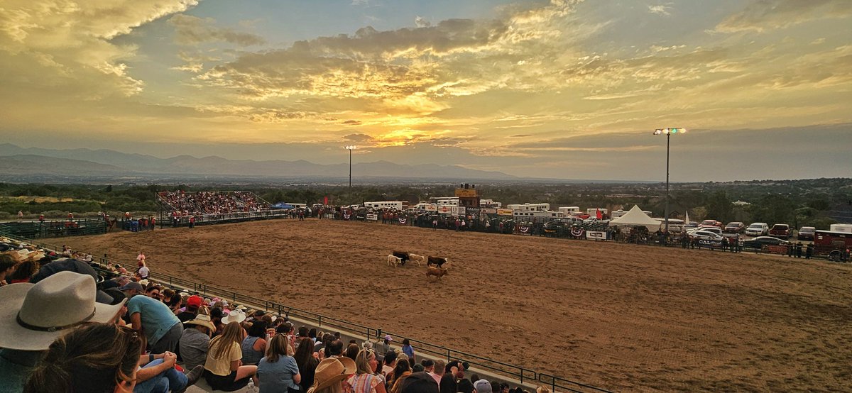 dannahyer's tweet photo. #beUtahful #rodeo #draperdays #sunset @AlanaBrophyWX @brian_schnee @brian_schnee @cajaaw @ChaseThomason @Dan_Christensen @Dan_Pope_FOX13 @Grallon @UtahWxMan @drapercity https://t.co/gN80JtySPY