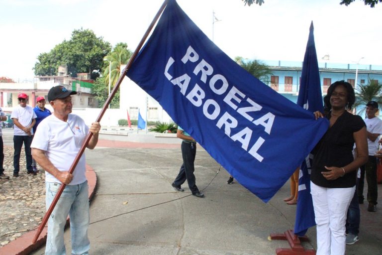 Los trabajadores que acometieron las labores de reparación de la vía férrea afectada por el accidente del pasado 13 de abril fueron reconocidos hoy en el Memorial de los Mártires de #SanctiSpírirusEnMarcha.
#TransportEspirituano
#TransporteCuba
