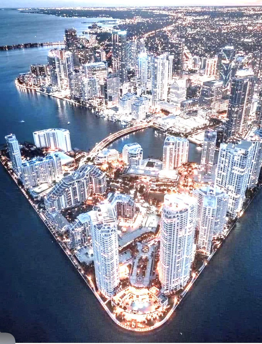 Muchos se preguntan dónde esta el dinero de mi país?
Brickell -Miami es el paraíso.
Colombianos-Ecuatorianos-Venezolanos -viven de lujo en este paraíso, el más barato vale $1.500.000
Hay ecuatorianos viviendo en esta ciudad, cuando en Ecuador apenas  ganaban para  la renta