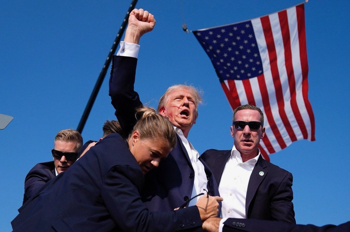 ZanEngineer's tweet photo. 【衝撃】トランプ氏、暗殺未遂

耳から頬にかけて被弾。トランプは防弾チョッキを着ていた模様。容疑者はシークレットサービスにより射殺。流れ弾で聴衆1名死亡。自作自演ではないかとの噂も出ているけど、さすがにコレはガチでは。

撃たれてこのガッツポーズ。ここにトランプ人気の全てが詰まってる https://t.co/GcxGHLVqpu