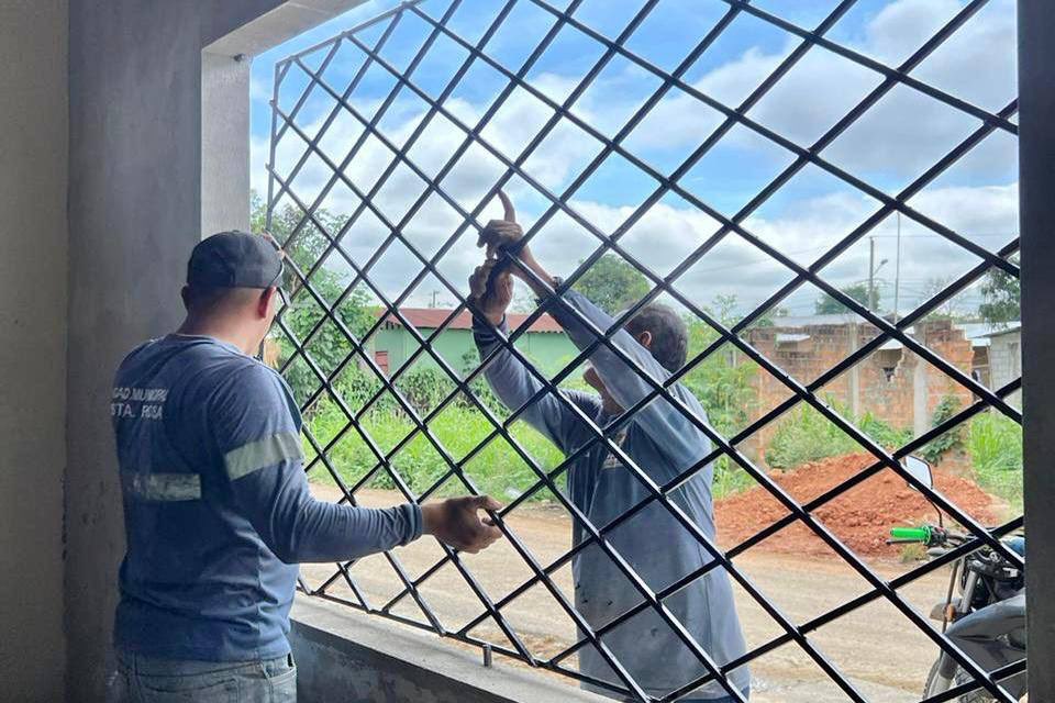 Larry_vite's tweet photo. ESTERO MEDINA
#LACasaComunal
Estamos muy cerca de concluir los trabajos en Estero Medina, aquí avanza la construcción de la renovada casa comunal del sitio Estero Medina, se coloca la cerámica en el mesón y en el piso así como las ventanas y puerta.
Pronto entregamos esta obra que a través de #LA minga, personal municipal y la comunidad fuimos construyendo.
LArry 🐪🫡
