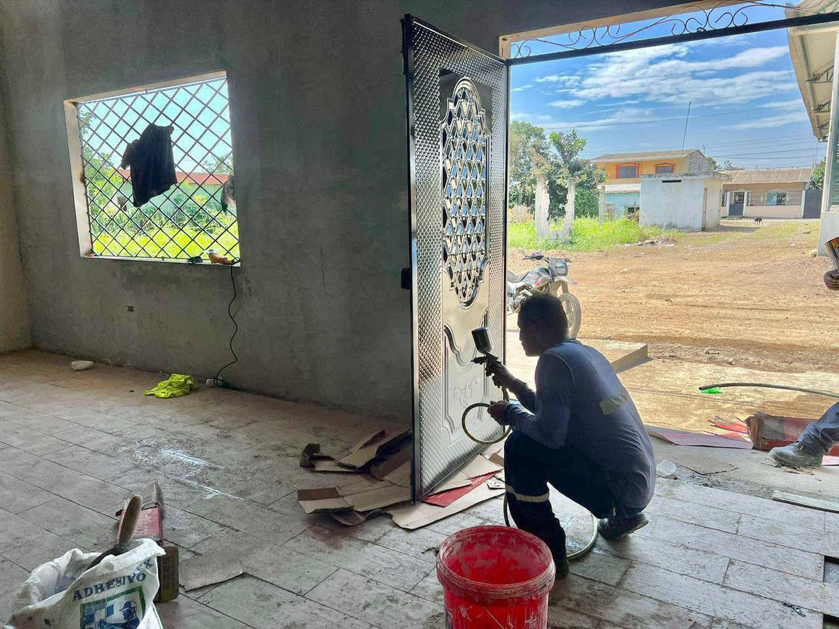 Larry_vite's tweet photo. ESTERO MEDINA
#LACasaComunal
Estamos muy cerca de concluir los trabajos en Estero Medina, aquí avanza la construcción de la renovada casa comunal del sitio Estero Medina, se coloca la cerámica en el mesón y en el piso así como las ventanas y puerta.
Pronto entregamos esta obra que a través de #LA minga, personal municipal y la comunidad fuimos construyendo.
LArry 🐪🫡