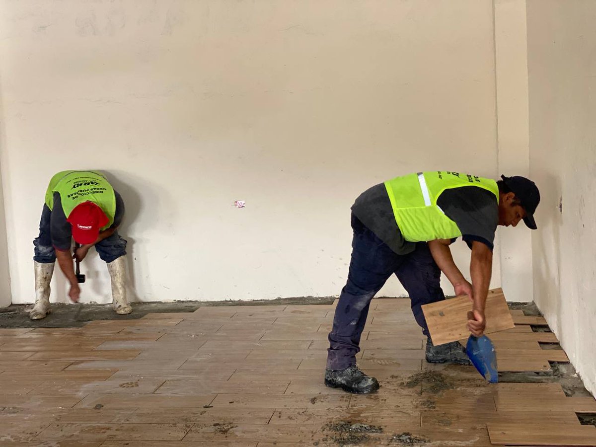 Larry_vite's tweet photo. ESTERO MEDINA
#LACasaComunal
Estamos muy cerca de concluir los trabajos en Estero Medina, aquí avanza la construcción de la renovada casa comunal del sitio Estero Medina, se coloca la cerámica en el mesón y en el piso así como las ventanas y puerta.
Pronto entregamos esta obra que a través de #LA minga, personal municipal y la comunidad fuimos construyendo.
LArry 🐪🫡
