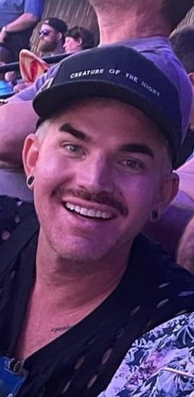 TheRealDuckBert's tweet photo. 😃 so @adamlambert is beardlesss...kept the 'stache though! LUUUV seeing that beautiful (almost) nekkid face again! 🥰❤️ #AdamLambert #LambertBoys #NightOut #DeadConcert @SphereVegas
(📸 amylizwrites IG...w/zoom assist!)
https://t.co/mpM8wI3Q5q https://t.co/f6wyK8Ty0C