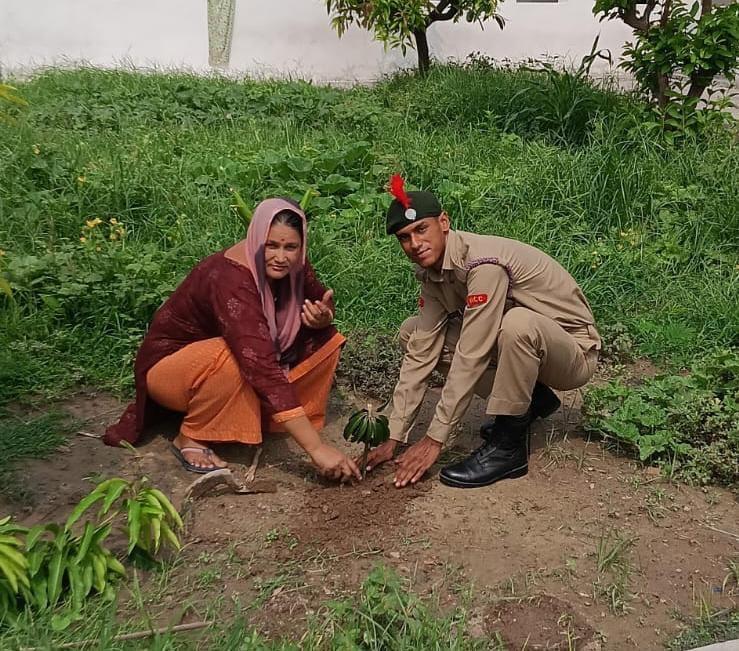 NCCDteJKL's tweet photo. #EkPedMaKNaam Living up to the true spirit, NCC cadets are planting trees at their homes and in their neighborhoods during summer holidays. Honoring the initiative, 'One Tree for Mother.' Supporting PM's initiative #एक_पेड़_माँ_के_नाम & NCC's #OneCadetOneTree #NCC @diprjk https://t.co/tRcOUlk0gh
