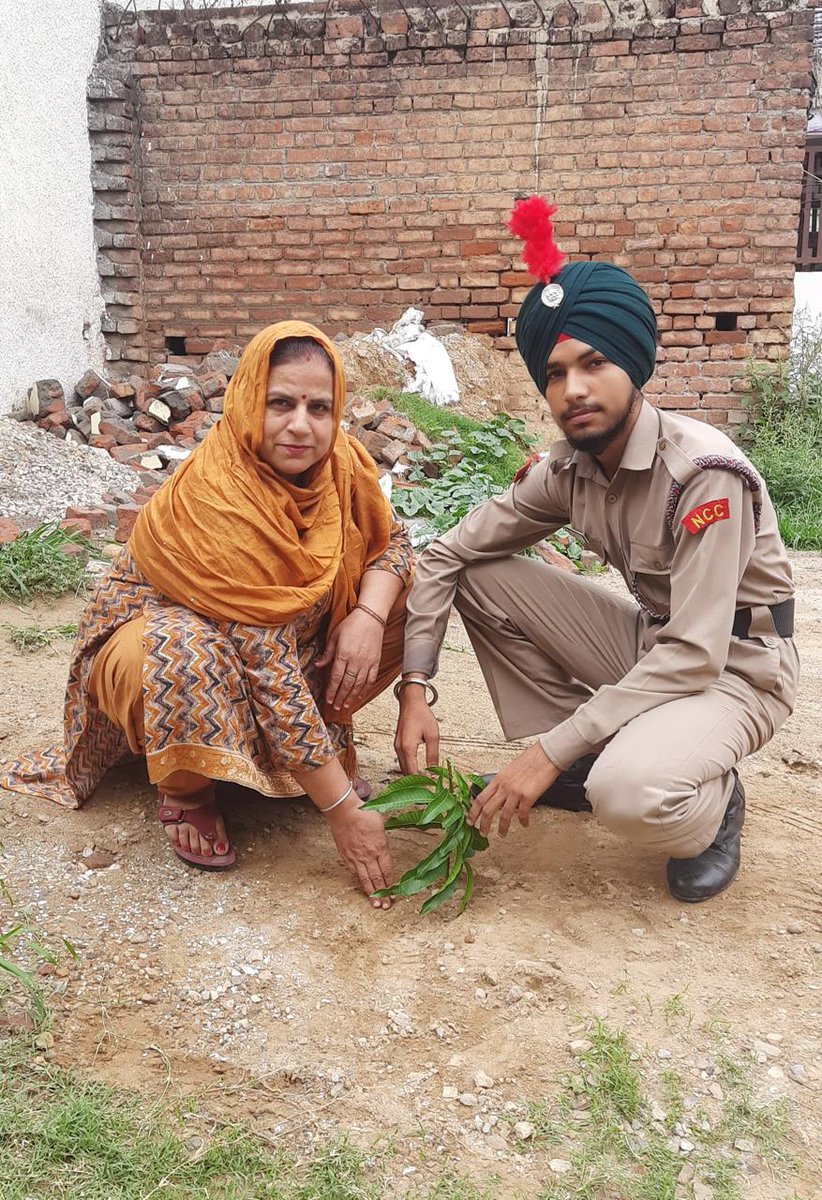 NCCDteJKL's tweet photo. #EkPedMaKNaam Living up to the true spirit, NCC cadets are planting trees at their homes and in their neighborhoods during summer holidays. Honoring the initiative, 'One Tree for Mother.' Supporting PM's initiative #एक_पेड़_माँ_के_नाम & NCC's #OneCadetOneTree #NCC @diprjk https://t.co/tRcOUlk0gh