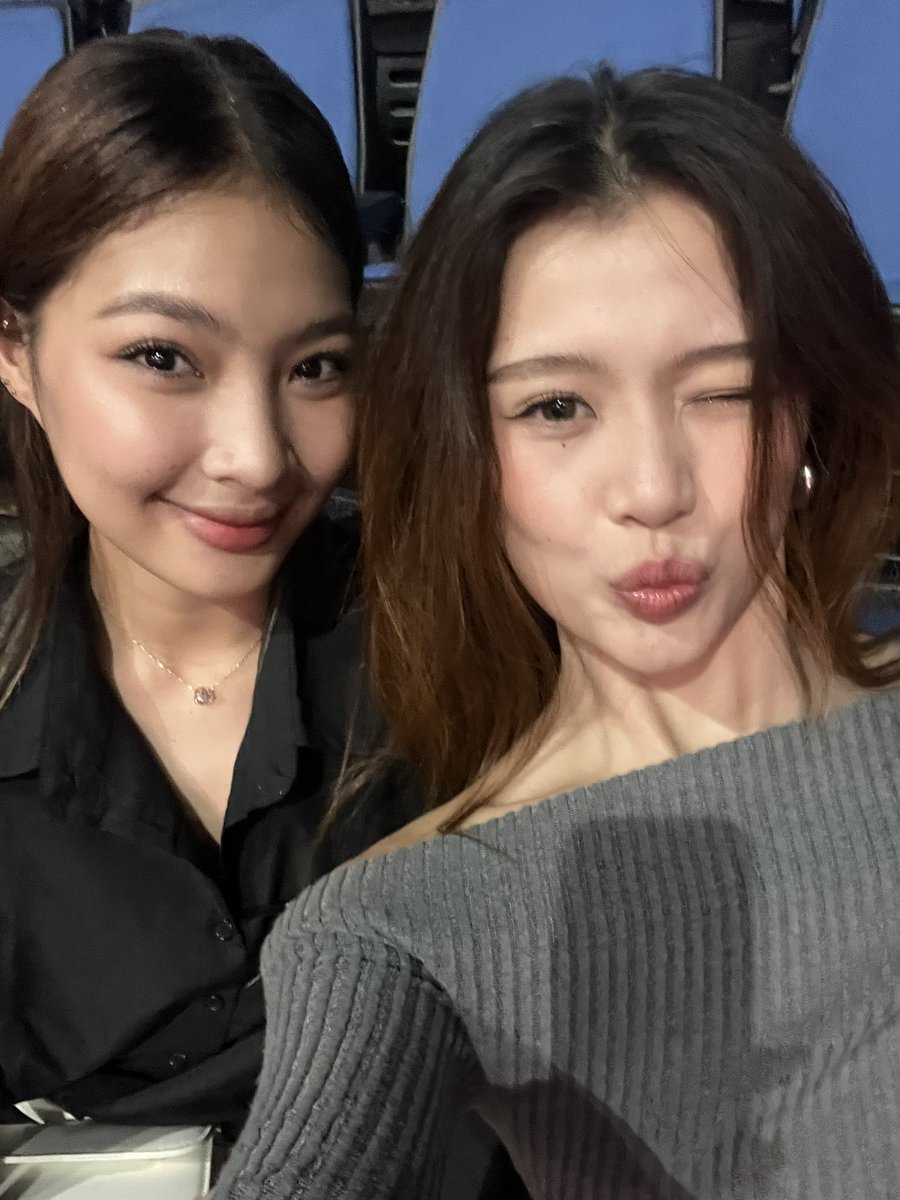 nicolettemain's tweet image. #concertdate yan sila

front view                               back view