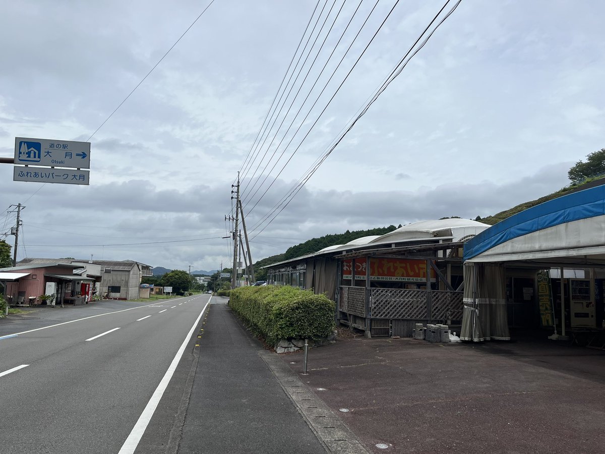 rascalmikawa's tweet photo. 道の駅大月にて321号線をゲット!
売店レジカウンターで販売されてます〜
#国道ステッカー
#R321
#道の駅大月 https://t.co/5rioFBD9op