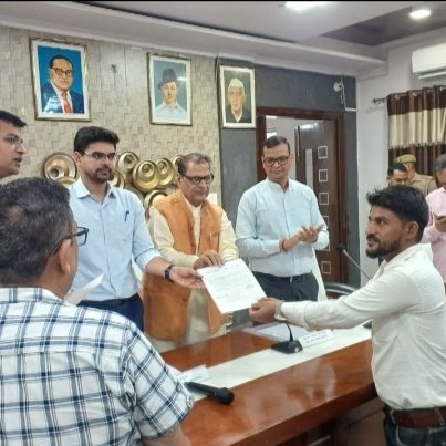मुरादाबाद DM महोदय श्री अनुज कुमार सिंह जी और MLC महोदय श्री जयपाल सिह व्यस्त जी के द्वारा राजस्व लेखपाल नियुक्ती पत्र दिया गया।
धन्यवाद।