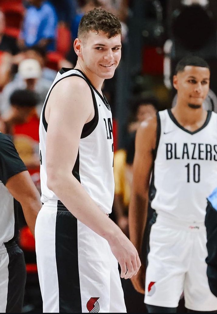 Donovan Clingan tonight:
13 Rebounds
5 Blocks ‼️ 

Menace on the GLASS😤

📸: <a href="/trailblazers/">Portland Trail Blazers</a> on IG