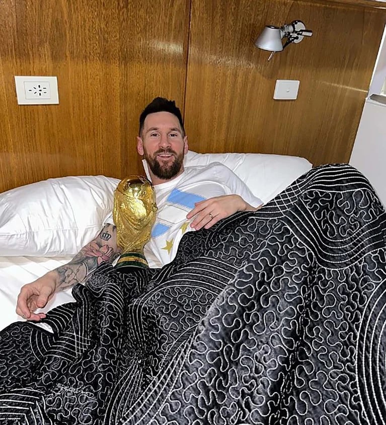Joaconel's tweet photo. Si hoy Argentina sale campeón van a decir que es porque estaba todo armado para Messi. 

Si Argentina pierde van a volver a tratarlo de pecho frio y que sin ayudas no puede ganar nada.

Pase lo que pase, van a tener que seguir chupandola. https://t.co/A8hyKRsoSd