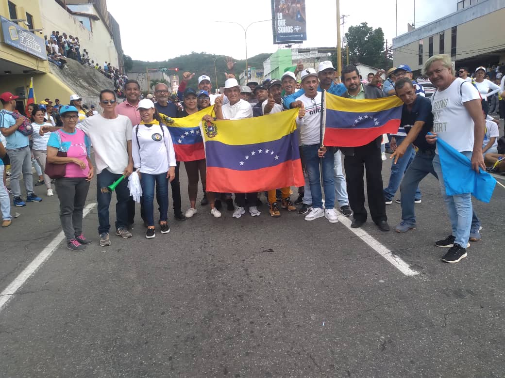 Como no sentirse orgulloso de este gran equipo que desde temprano se hizo presente en la Av Cedeño de Valencia para esperar a <a href="/EdmundoGU/">Edmundo González</a> rumbo al triunfo este 28j.
Las 5 parroquias históricas de Valencia dando su granito de arena.
ADelante siempre