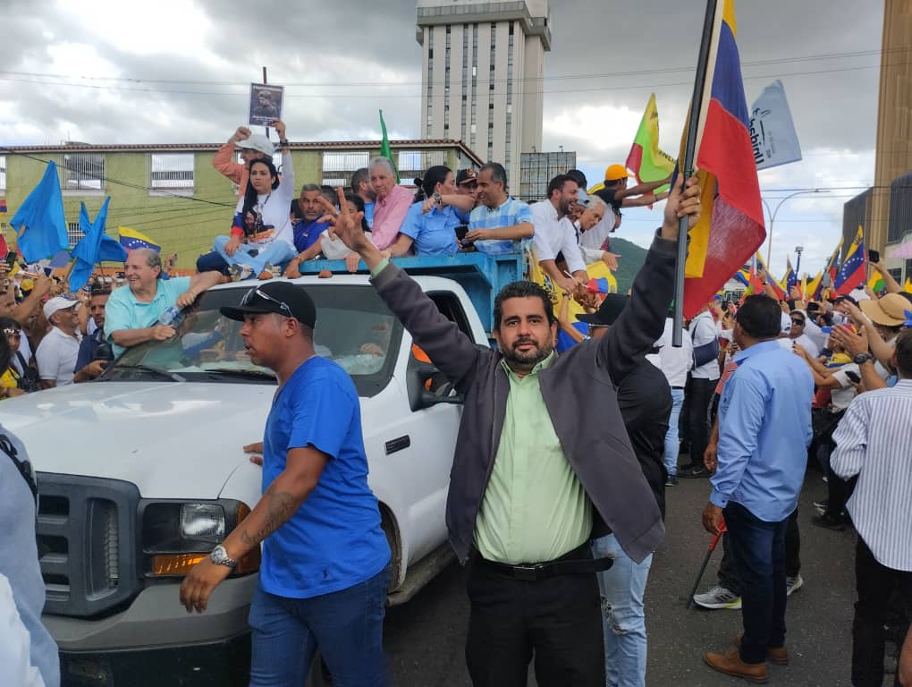 StalinLinares's tweet photo. Como no sentirse orgulloso de este gran equipo que desde temprano se hizo presente en la Av Cedeño de Valencia para esperar a @EdmundoGU rumbo al triunfo este 28j.
Las 5 parroquias históricas de Valencia dando su granito de arena.
ADelante siempre https://t.co/7sxMTAyTuQ