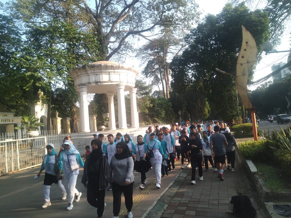 Semoga dengan adanya kegiatan ini, warga Bogor semakin sadar akan pentingnya kesehatan, bersilaturahmi, mendukung UMKM, serta melestarikan budaya nusantara. 
#SiliwangiSehat