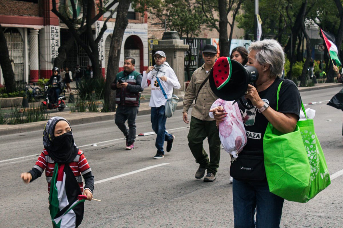 SuenaDignidad's tweet photo. Este 13 de julio, en la Ciudad de México, se realizó una marcha solidaria con el pueblo palestino.

Los manifestantes denunciaron el genocidio que está cometiendo el estado ilegítimo de Israel. 

Cobertura por @omarveoz 

#palestinalibre #gaza #gazalibre #boicot #everydaygaza 🍉 https://t.co/PyPCw4ymjh