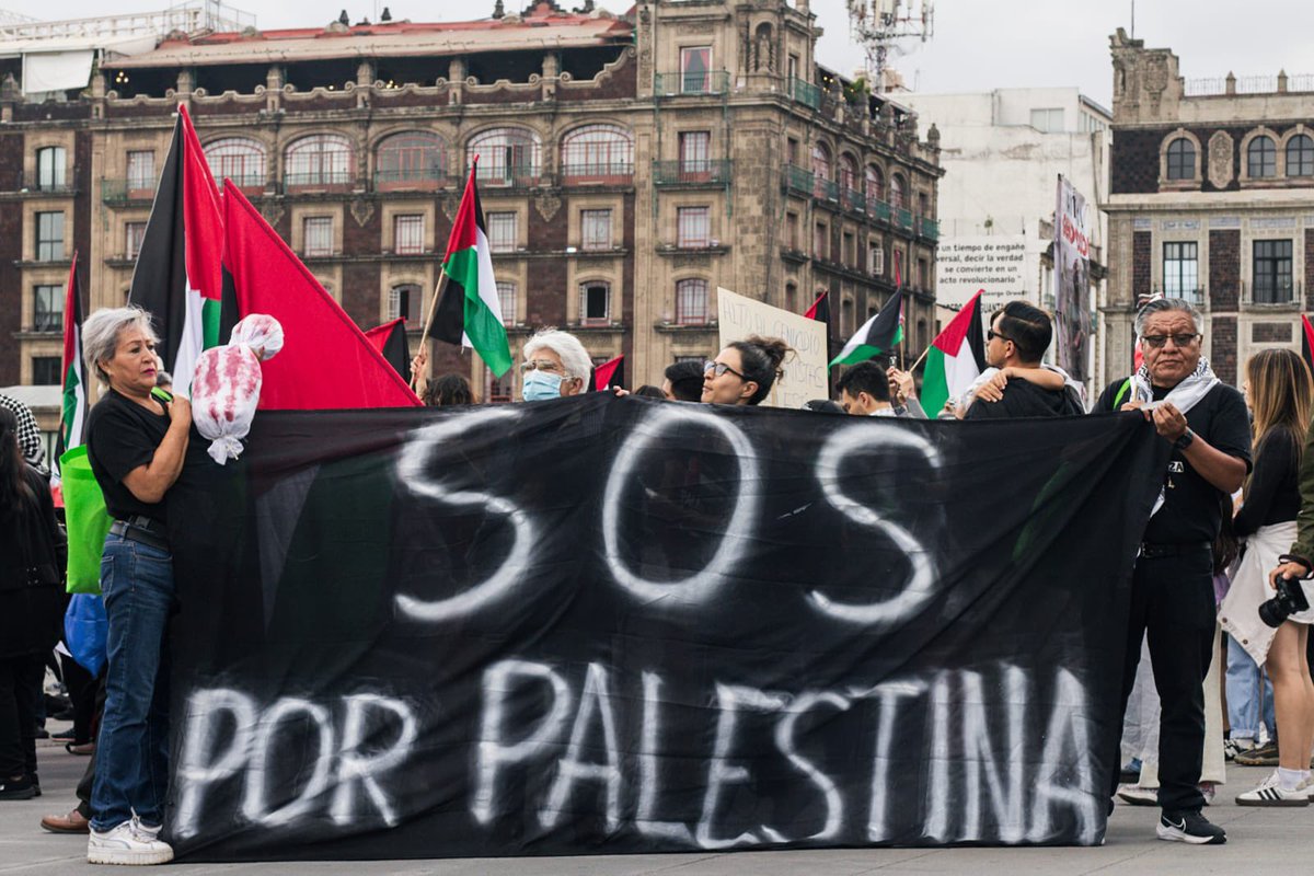SuenaDignidad's tweet photo. Este 13 de julio, en la Ciudad de México, se realizó una marcha solidaria con el pueblo palestino.

Los manifestantes denunciaron el genocidio que está cometiendo el estado ilegítimo de Israel. 

Cobertura por @omarveoz 

#palestinalibre #gaza #gazalibre #boicot #everydaygaza 🍉 https://t.co/PyPCw4ymjh