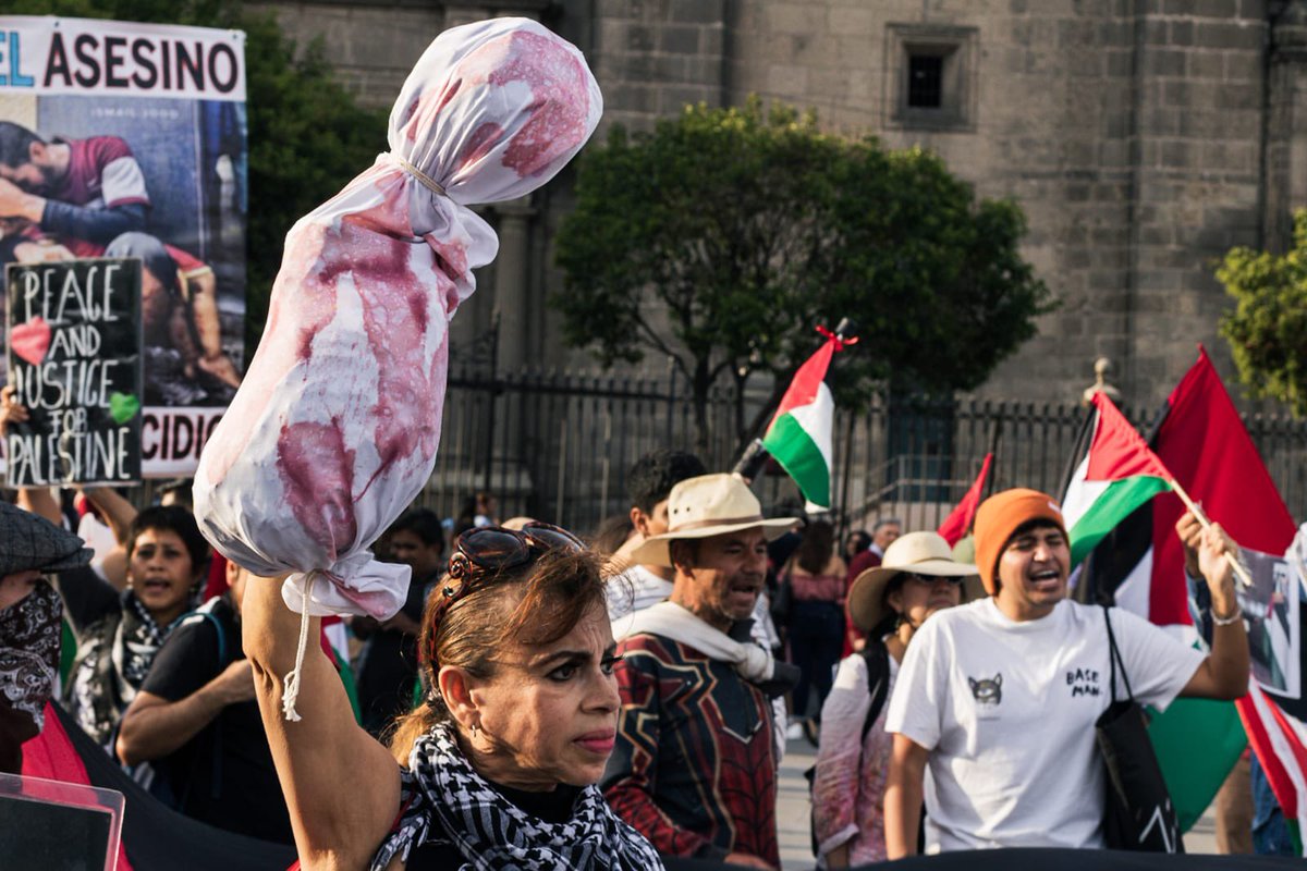 SuenaDignidad's tweet photo. Este 13 de julio, en la Ciudad de México, se realizó una marcha solidaria con el pueblo palestino.

Los manifestantes denunciaron el genocidio que está cometiendo el estado ilegítimo de Israel. 

Cobertura por @omarveoz 

#palestinalibre #gaza #gazalibre #boicot #everydaygaza 🍉 https://t.co/PyPCw4ymjh