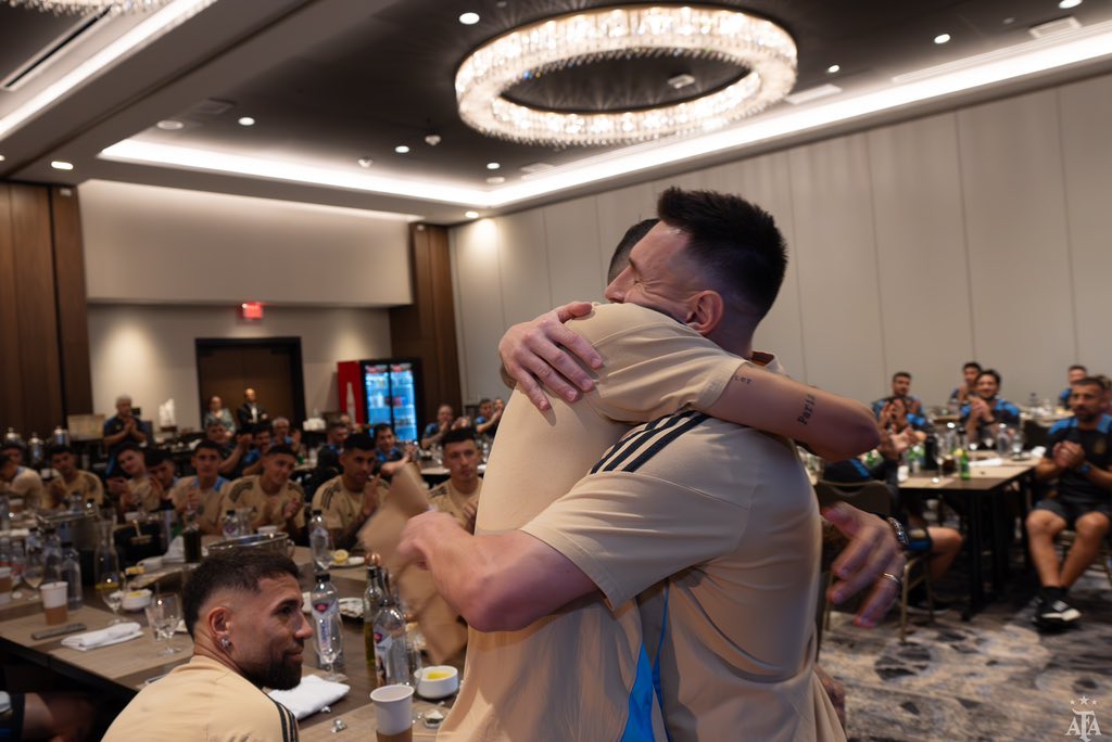 javierlanza's tweet photo. El abrazo del alma. 

El paso del tiempo es mierda. 

No dejemos de ser conscientes que somos contemporáneos de la mejor selección argentina de todos los tiempos. 

Será el lugar al que tendremos que volver para recordar cuando las cosas no vayan tan bien. 

Gracias 🇦🇷 https://t.co/yaIH0N0Cu6