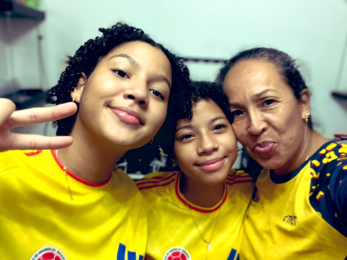 Sancuack5's tweet photo. @WinSportsTV Estamos en cali, barrio los cedros, dándole gracias a Dios por todo lo que ha vivido el país con nuestra tricolor https://t.co/9Za9MeL22j