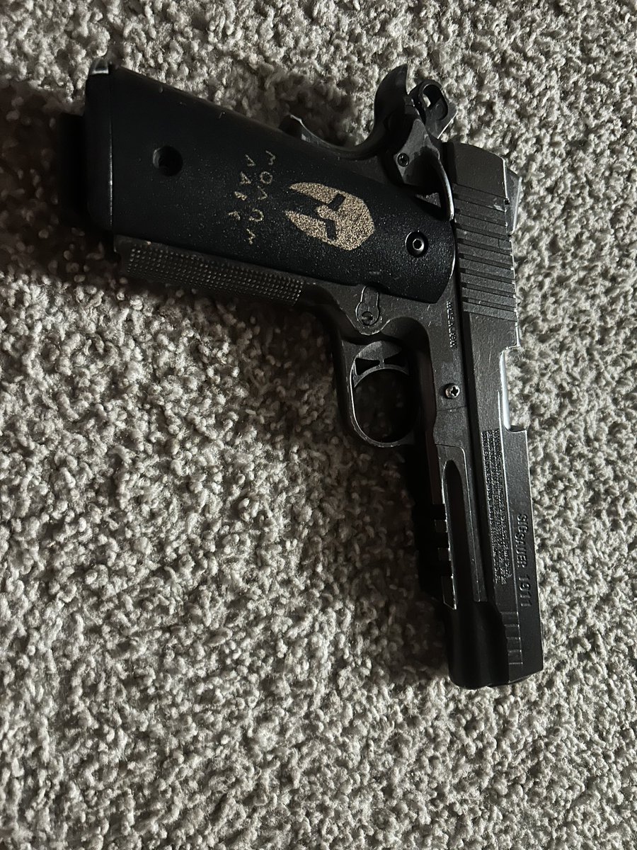 KayloxFn's tweet photo. Just got a new BB gun check it https://t.co/YoTbfMS3Vj