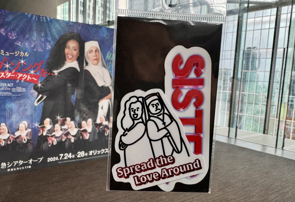 ／ 
🎭🌟 公演グッズ紹介🌟🎭
 ＼ 
楽曲名をデザインに入れた2つをご紹介！

👜 ポーチ：1,000円
マチ付きで日常使いにぴったりのサイズ👍

✨ ステッカー：700円
デロリスと修道院長が描かれたステッカーと『SISTER ACT』ロゴの２枚セット！