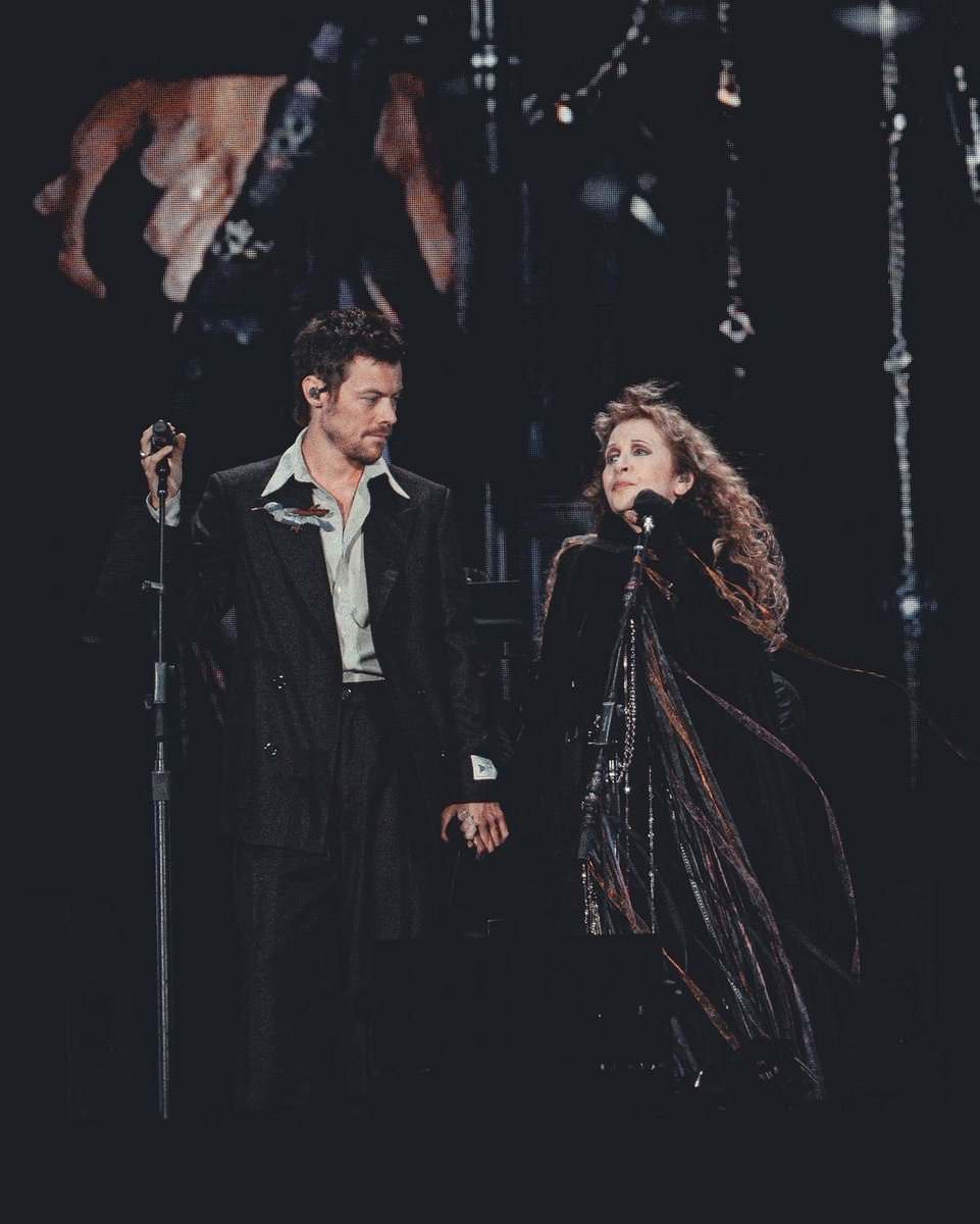 HSMEDIANEWS's tweet image. Harry with Stevie Nicks on stage at BST Hyde Park last night! 
©️ emilie.bardalou