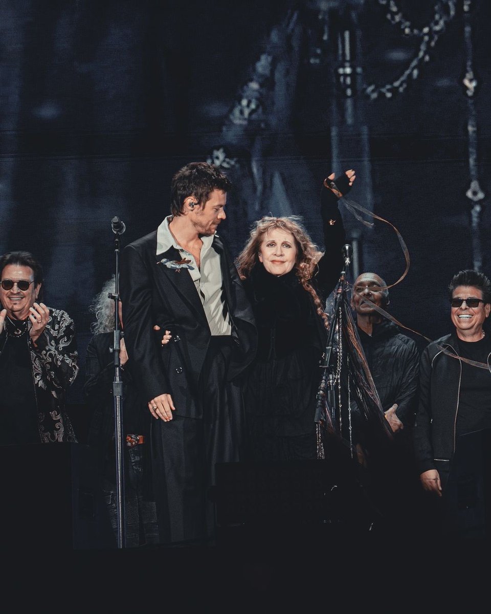 HSMEDIANEWS's tweet image. Harry with Stevie Nicks on stage at BST Hyde Park last night! 
©️ emilie.bardalou