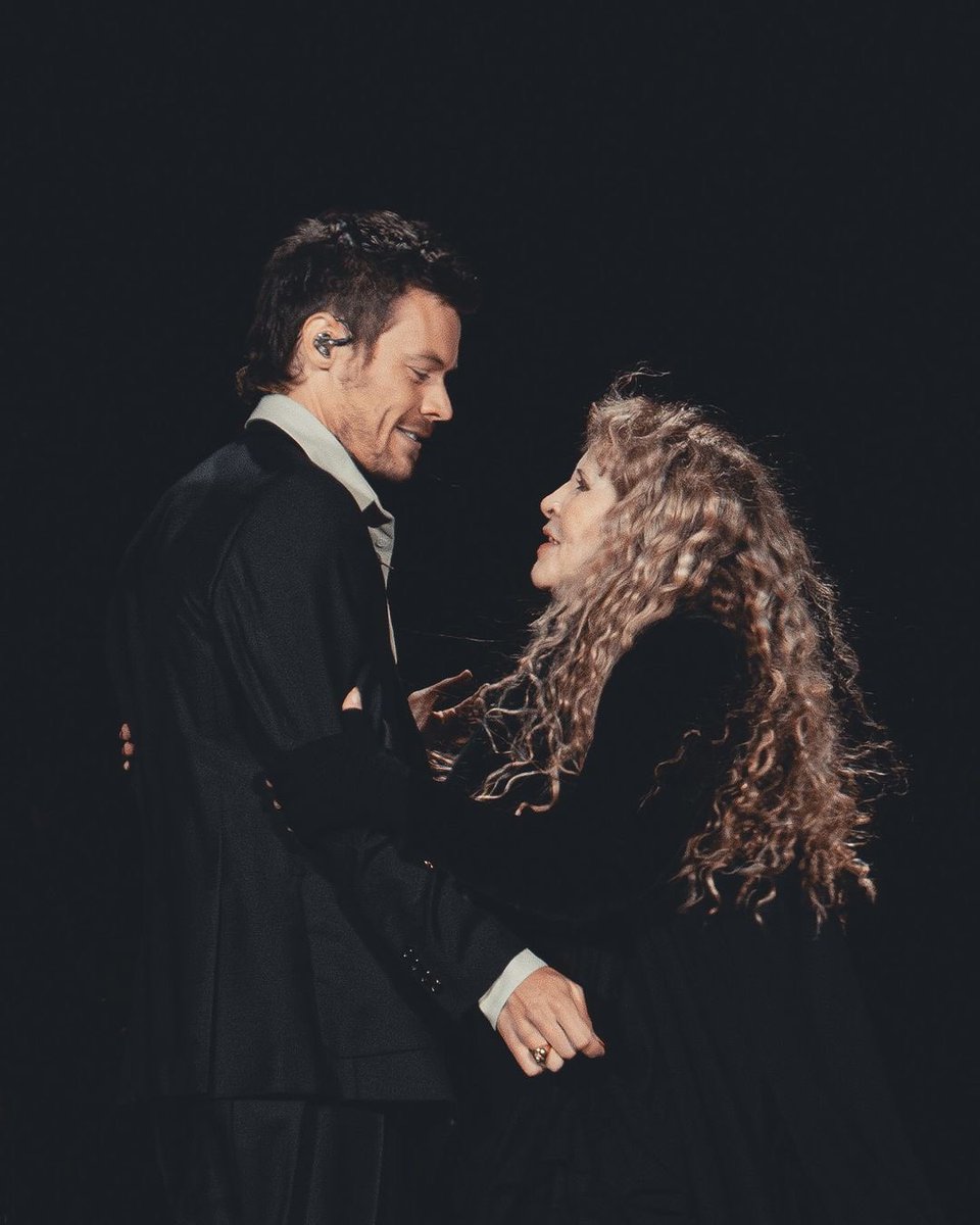 HSMEDIANEWS's tweet image. Harry with Stevie Nicks on stage at BST Hyde Park last night! 
©️ emilie.bardalou
