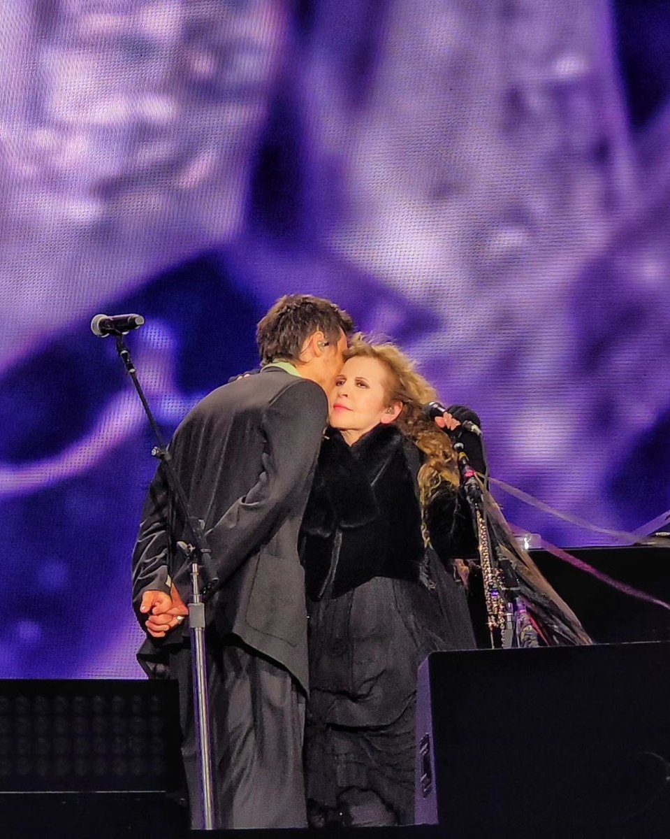 HSMEDIANEWS's tweet image. Harry with Stevie Nicks on stage at BST Hyde Park last night! 
©️ valeskavampurrella