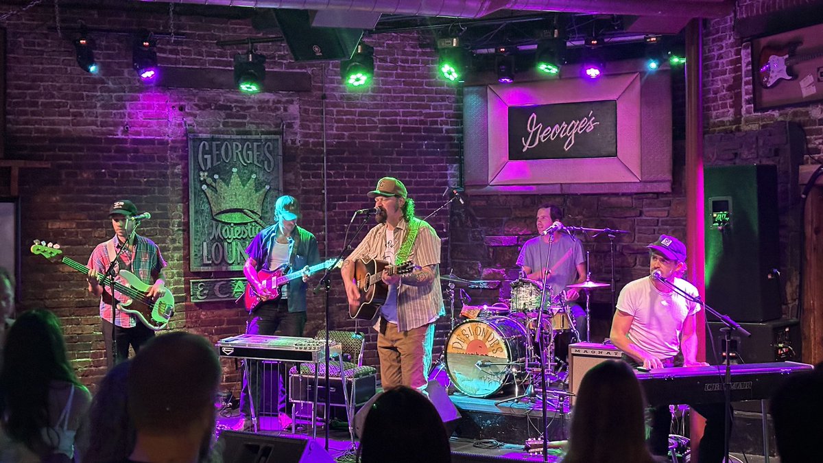 Matthayes5's tweet photo. @thedeslondes slaying the front room at @georgesmajestic https://t.co/HdJAZ7b3Ls