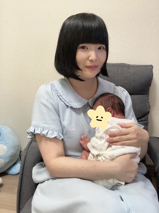 出産ポストに沢山のコメントありがとう(๐&rsaquo;&omega;&lsaquo;๐)੭💓  帝王切開の傷もだいぶ良くなってお洗濯できるレベルになりました。 りっくんはよく飲み🍼沢山寝る子でいい子です😊最近はギャン泣き対応もだんだんわかってきた感じです。りっくんが成長していくのが楽しみ🥳 優しく見守ってくれたら嬉しいです♡<a href="/tag/%E3%81%BE%E3%82%86%E3%81%AB%E3%82%83%E3%83%97%E3%83%AC"class="tags"><span>#まゆにゃプレ</span></a>