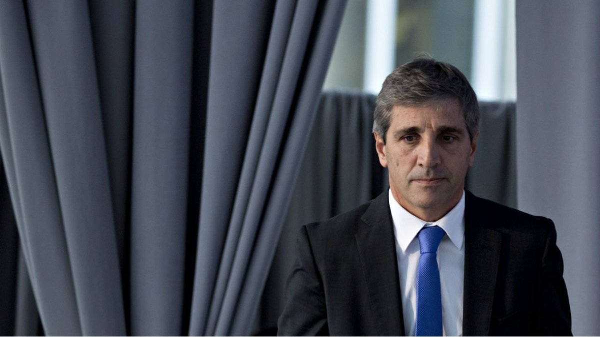 MartnPeiretti1's tweet photo. 🚨AHORA🚨 Caos en el gobierno. Caputo hizo una reunión urgente de Gabinete. Les confesó que no sabe qué hacer. “Creo que nos metimos en un quilombo”, les confesó a los Ministros. Directivos del FMI llamaron a Caputo para pedir explicaciones. No las tengo, les respondió. https://t.co/zLIFKmXrYn