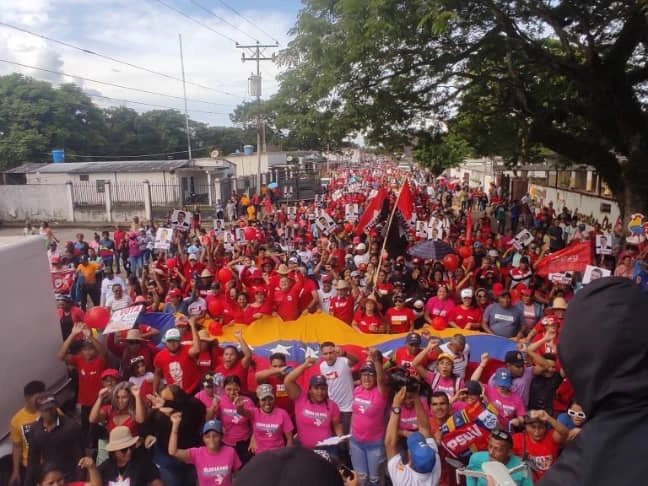 #DATO | Gracias al Pdte <a href="/NicolasMaduro/">Nicolás Maduro</a> hoy la marea roja rojita en el municipio Muñoz en la parroquia Mantecal estuve junto al sector educativo en apoyo a nuestro Presidente <a href="/nicolasmaduro/">Nicolás Maduro</a> este #28 Julio Venceremos  <a href="/_LaAvanzadora/">Yelitze Santaella</a> <a href="/eduardopiate2/">eduardo piñate</a> <a href="/dcabellor/">Diosdado Cabello R</a>