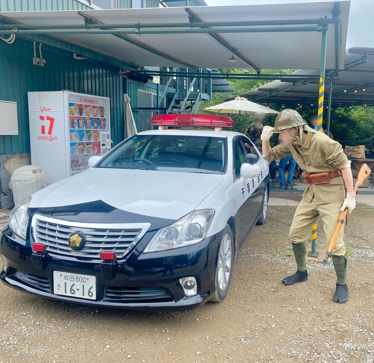 今日はサバゲーをしにきたら千葉県警さんが広報展示してたのでパトカーと一緒に写真を撮ってもらったんですが、装備のせいでタイムスリップした旧軍兵士みたいになってダメでした。