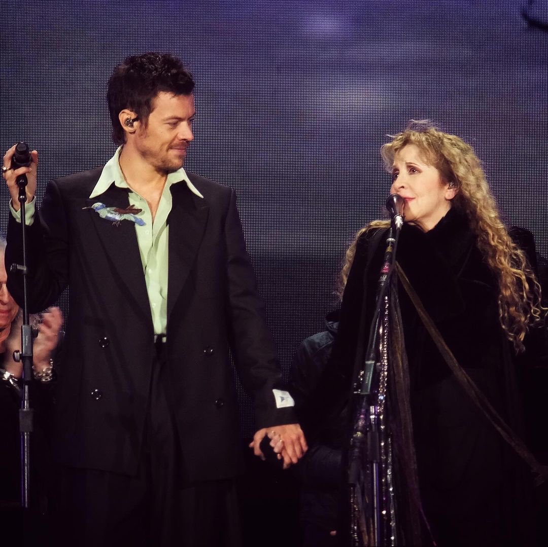 HSMEDIANEWS's tweet image. Harry and Stevie Nicks on stage at BST Hyde Park last night! 
©️ mj_hewitt