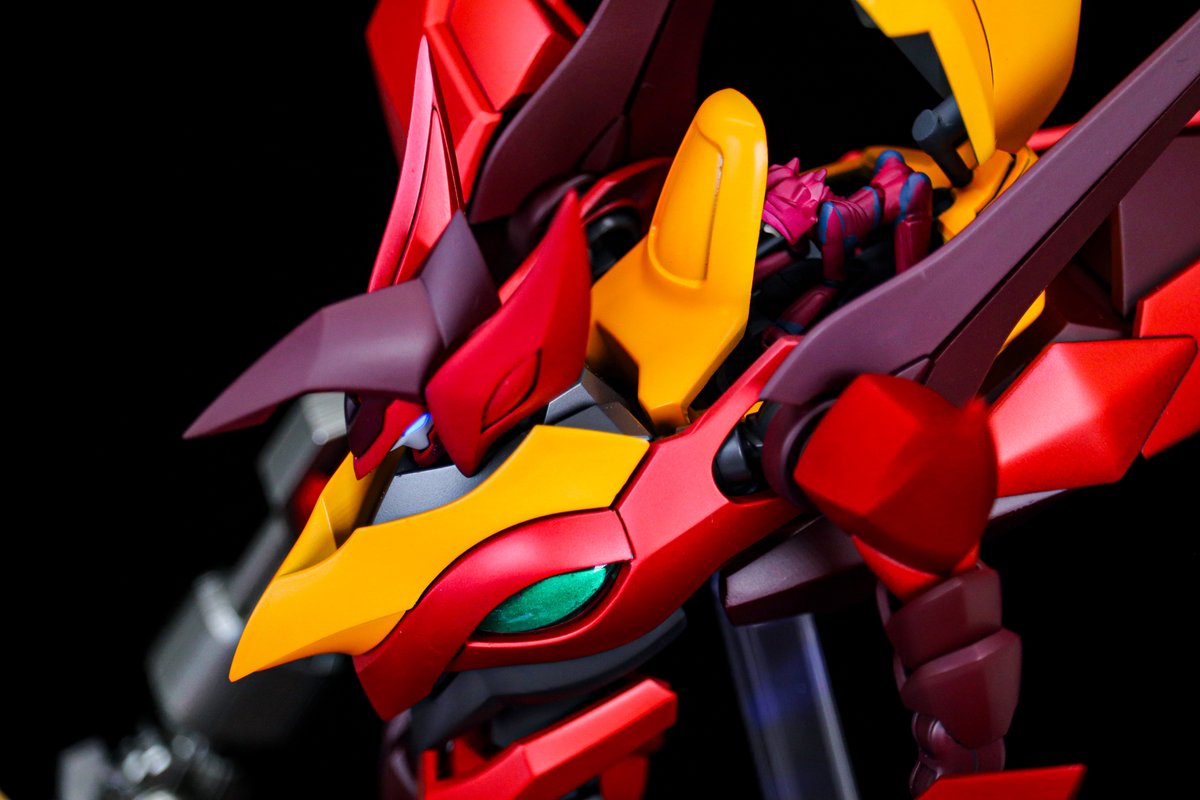 air_ship5's tweet image. #コードギアス
ＨＧ 1/35 紅蓮聖天八極式　完成しました！

コックピット内部がオミットされてるのでメカコレクションの紅蓮弐式から拝借して取り付けれるよう弄ってます！
赤はマットキャンディ塗装仕上げで！

ガンプラ以外でさくっと作りたかったので楽しかった(&apos;ω&apos;)