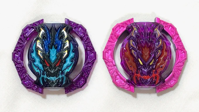 最近になって #ベイブレードバースト にハマり(眺めるだけだけど)いつしかギルティバハムート.Gg.MDr-10が完成。バハムートコア2個を分解して部品交換したり自作シール貼ったりの大会に出せないカスタムですがカッコイイです 