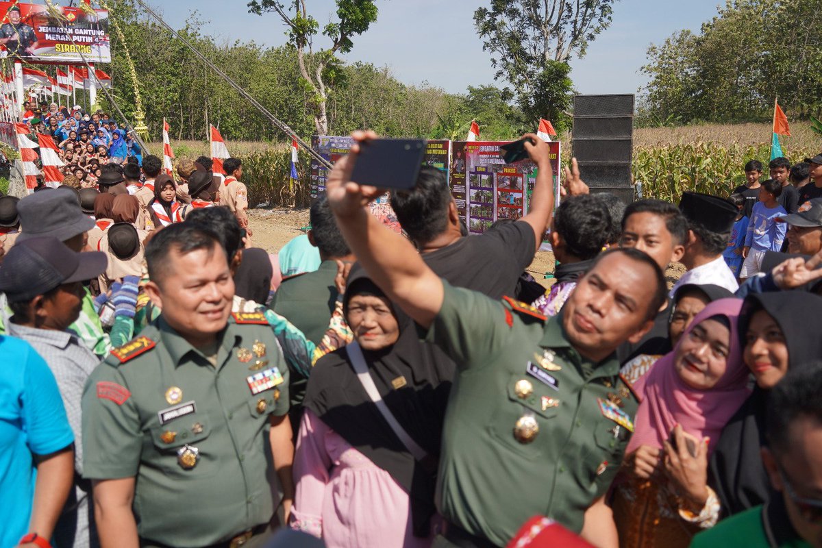 Pangdam IV/Diponegoro Meresmikan Jembatan Gantung Merah Putih Di Dukuh Karangsari Kecamatan Jatinegara Kabupaten Tegal.